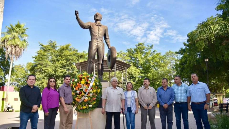 Recuerdan con ofrenda floral a Pedro Infante en el 105 aniversario de su natalicio