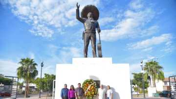 Recuerdan con ofrenda floral a Pedro Infante en el 105 aniversario de su natalicio