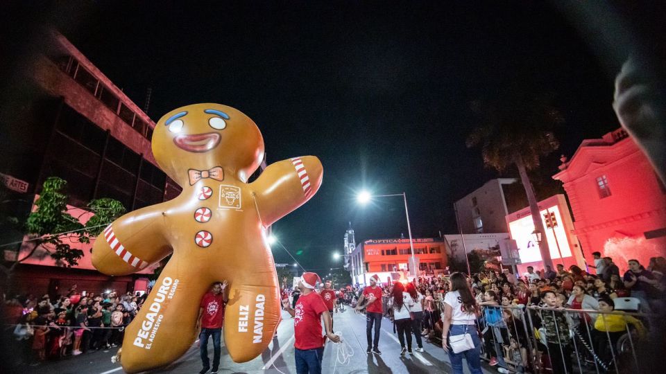 Miles de personas disfrutan del Desfile Navideño en Culiacán