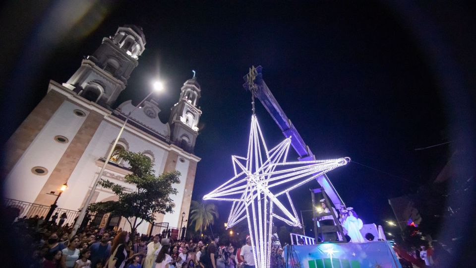 Miles de personas disfrutan del Desfile Navideño en Culiacán