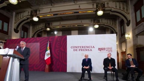 AMLO se compromete a otorgar acceso universal a servicios de salud en 2023