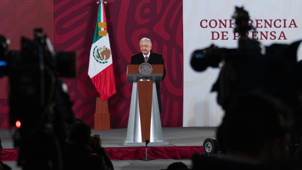 AMLO anuncia reestructuración de deuda externa para 2025; próximo sexenio pagará la mitad de intereses, afirmó