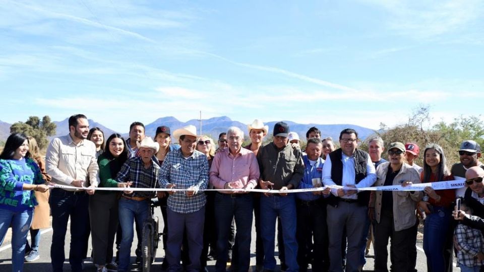 Inaugura Rocha nuevas obras en el municipio de El Fuerte, la carretera hasta Chinobampo y pavimentación de una calle