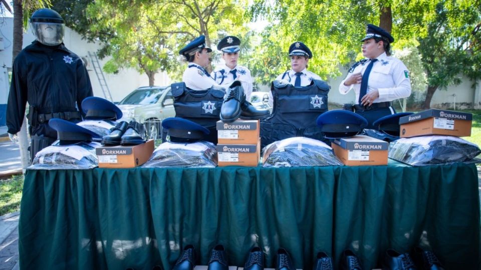 Entrega Ayuntamiento de Culiacán chalecos antibalas, equipo táctico y uniformes a policías