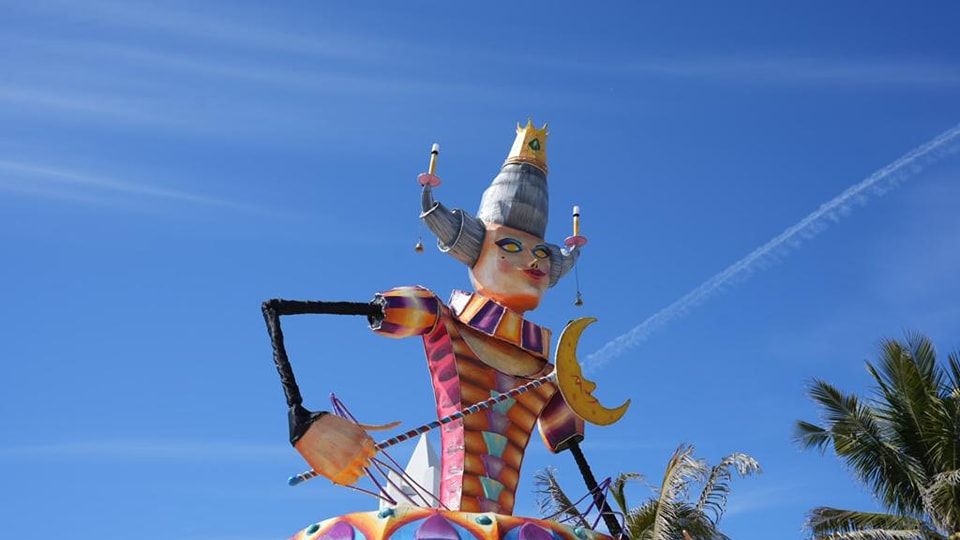 Llegan a la Avenida del Mar en Mazatlán los primeros Monigotes Carnavaleros