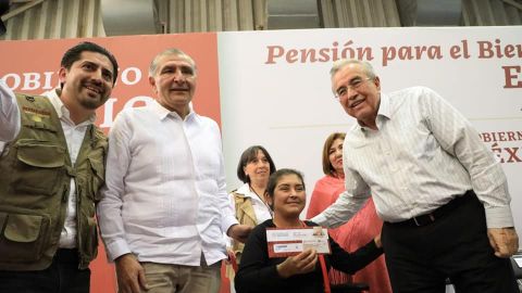 Rocha entrega Tarjetas del Bienestar para Personas con Discapacidad