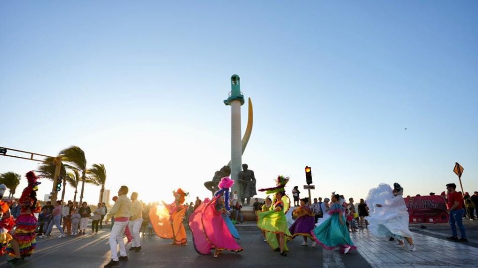 Alegría en las calles de Mazatlán ante manifestación carnavalera