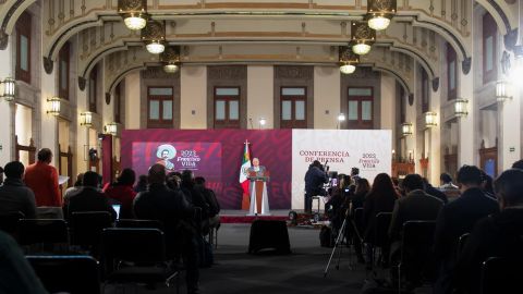 Becas para estudiantes de educación media superior reducen deserción escolar, resalta AMLO