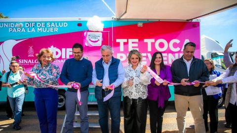 Rocha entrega a DIF Estatal camión de la Salud de la Mujer