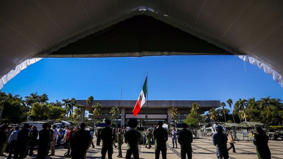 Inauguran la exposición militar "La Gran Fuerza de México" en la explanada de Palacio de Gobierno