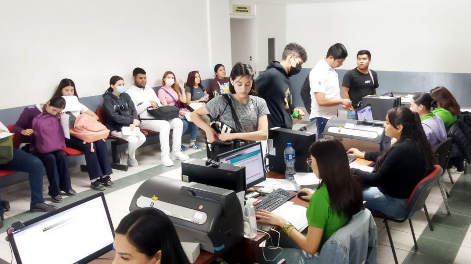 Invitan a estudiantes de niveles medio superior y superior a renovar tarjetas para descuento en transporte