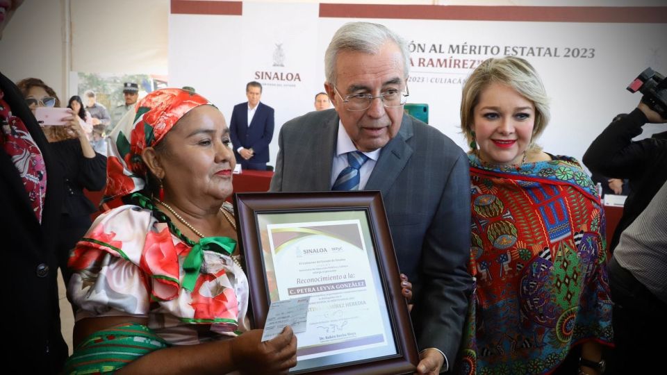 Entregan la medalla “Agustina Ramírez” a Petra Leyva González, una luchadora social indígena