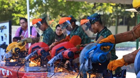 Rodeado de estudiantes presencia Rocha Moya  ceremonia de destrucción de armamento decomisado