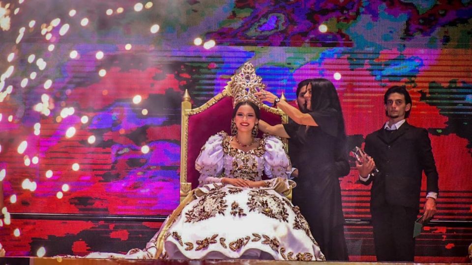 Coronan a Uma I Reina de los Juegos Florales del Carnaval de Mazatlán 2023