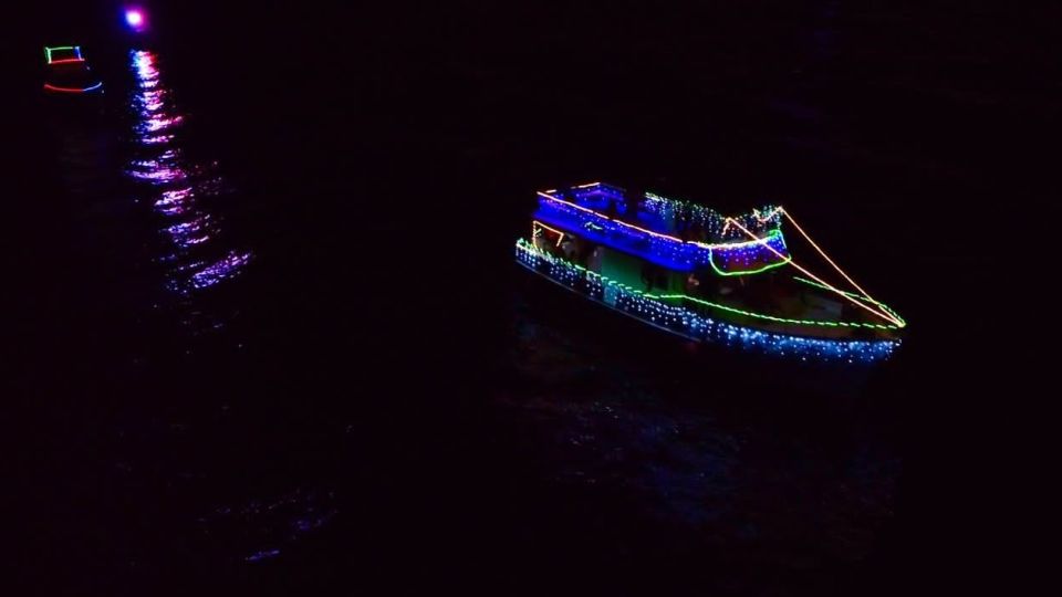 Yates “multicolores” adornan la bahía de Mazatlán en el primer Desfile de Luces sobre el Mar