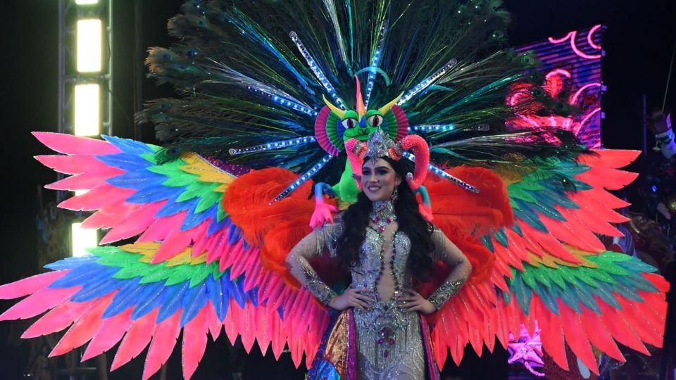 Janeth Parra es coronada como la Reina del Carnaval Guamúchil 2023