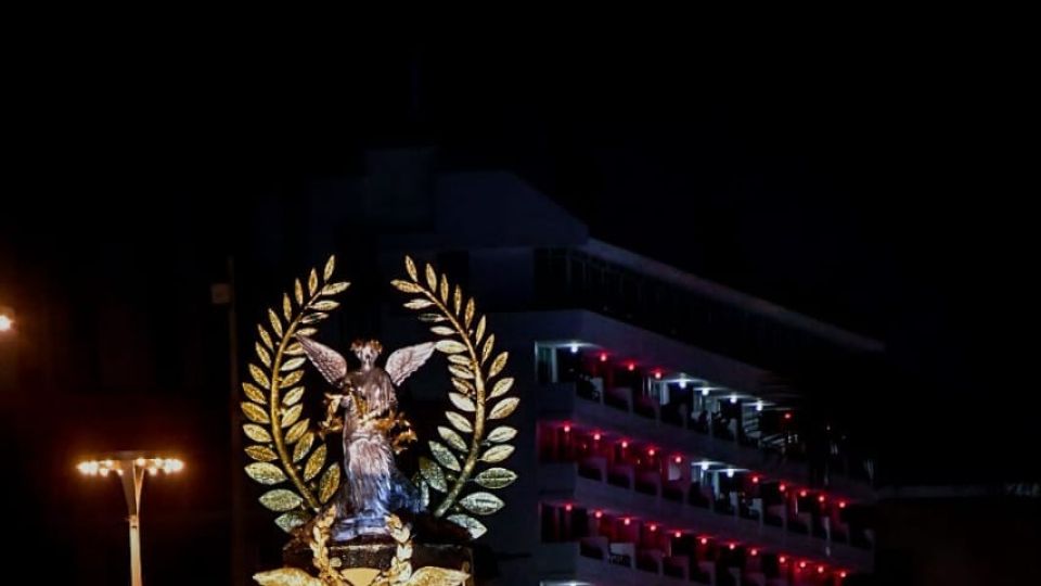 Realizan espectacular desfile del Carnaval de Mazatlán que encantó a miles de espectadores