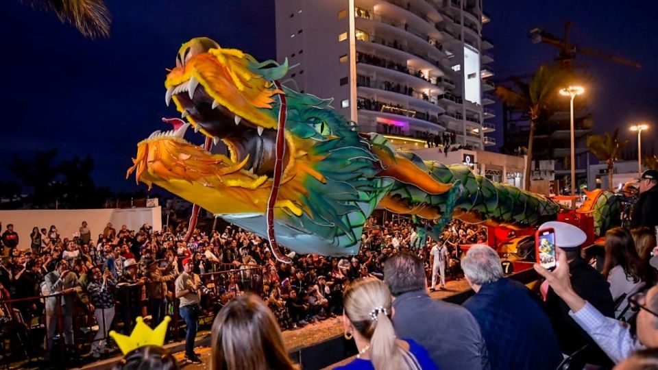 Realizan espectacular desfile del Carnaval de Mazatlán que encantó a miles de espectadores