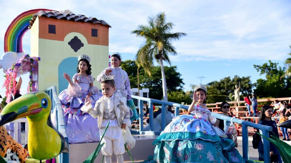 Disfrutan de la magia y el color en el recorrido infantil del Carnaval Guamúchil 2023