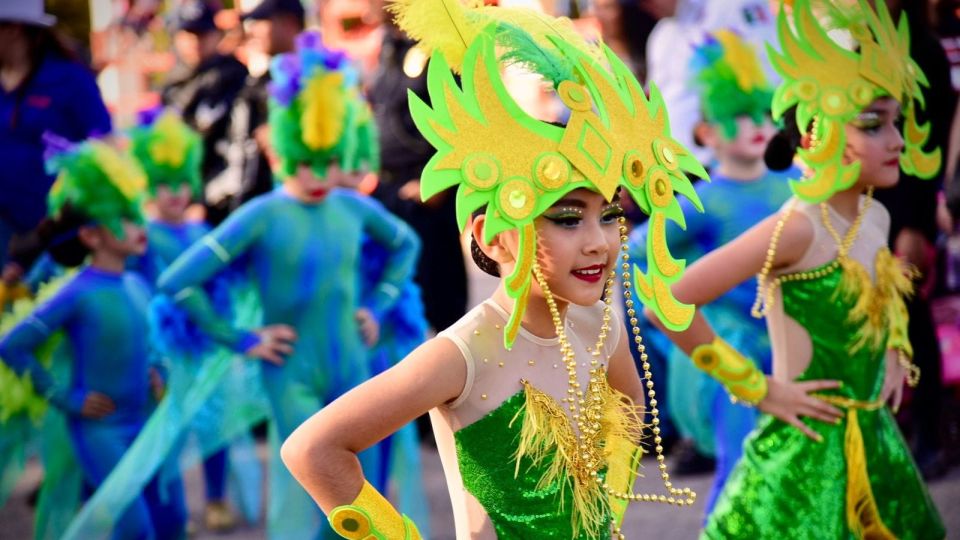 Disfrutan de la magia y el color en el recorrido infantil del Carnaval Guamúchil 2023