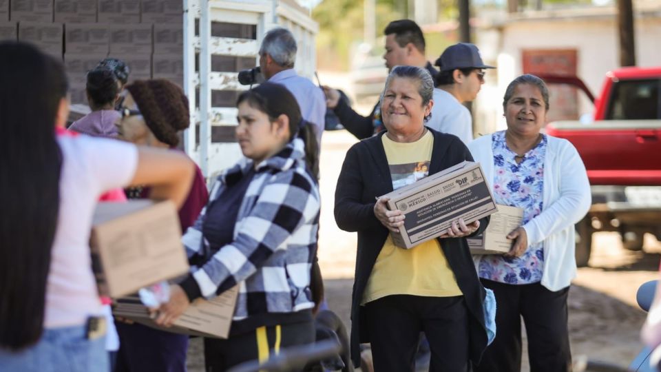 Entregan apoyos a mujeres y hombres pescadores de Dautillos