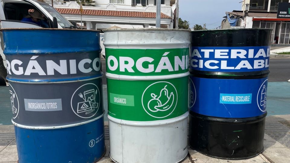 Instalan en Mazatlán contenedores de basura previo a Semana Santa