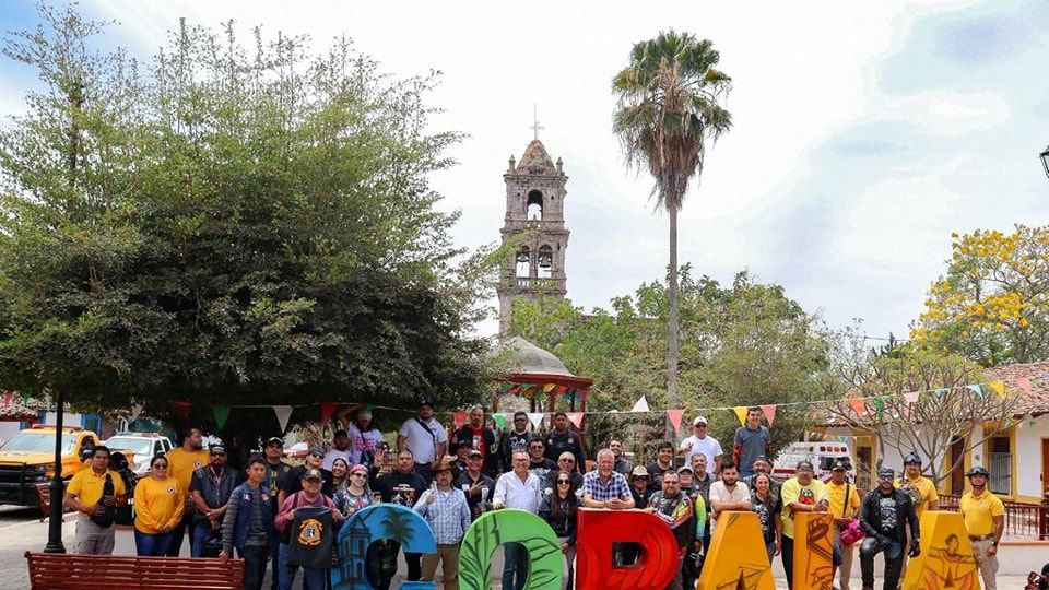 Motociclistas conocen las bellezas y el nuevo rostro de Copala durante recorrido