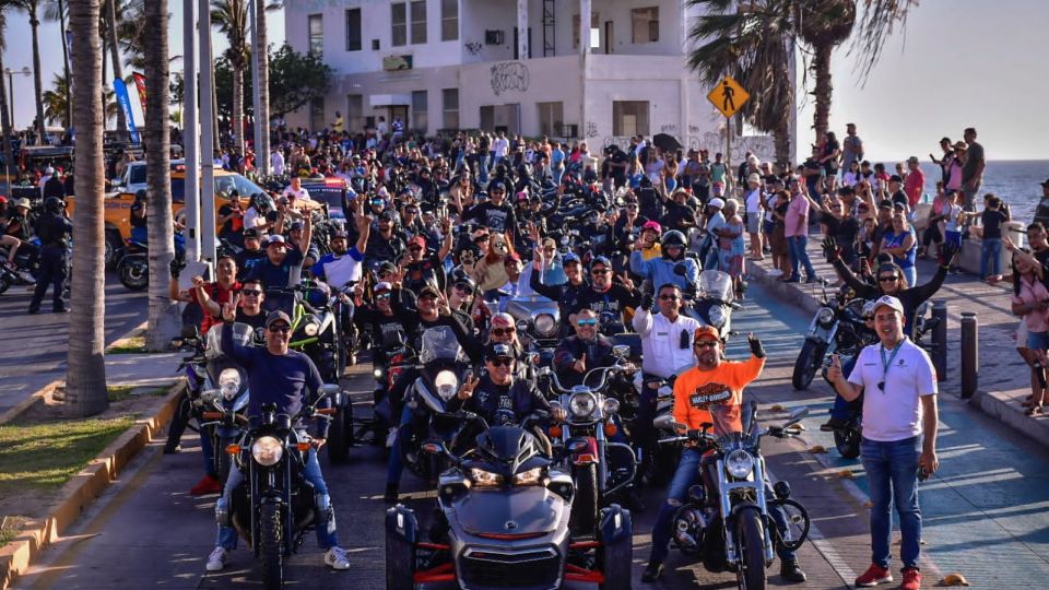 Celebran el tradicional desfile de la Semana de la Moto en Mazatlán