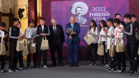 AMLO celebra a niñas y niños mexicanos campeones en torneo de fútbol en España