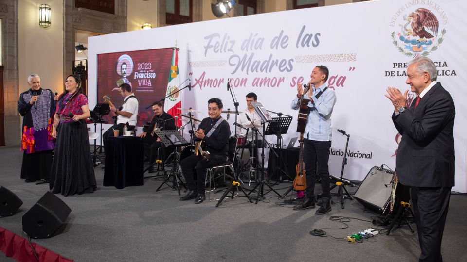 AMLO felicita a las madres de México en su día; dedica concierto durante mañanera