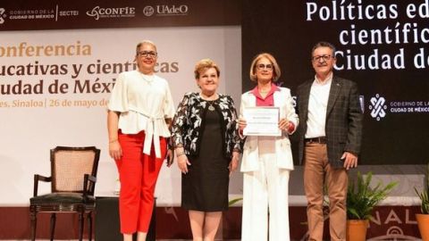 Dra. Ofelia Angulo diserta conferencia en Teatro Lince de la UAdeO