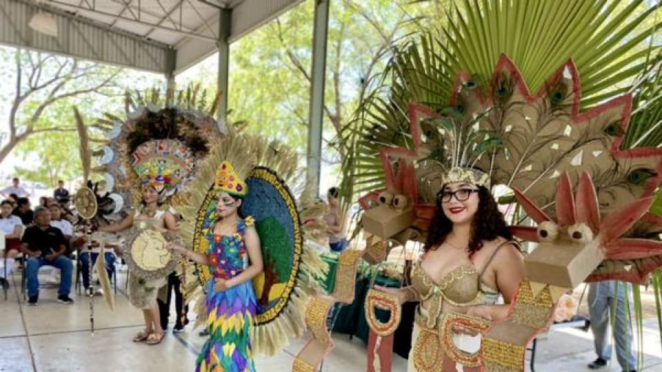 COBAES realiza gran espectáculo cultural de exposición de trajes típicos con material de reuso