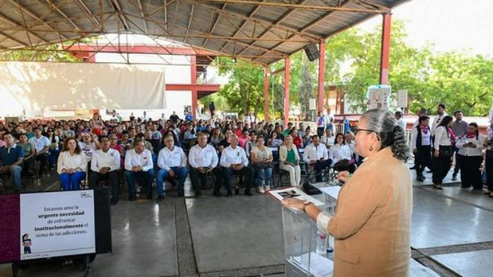 Se reúne titular de SEPyC con padres de familia para reforzar campaña de prevención de adicciones