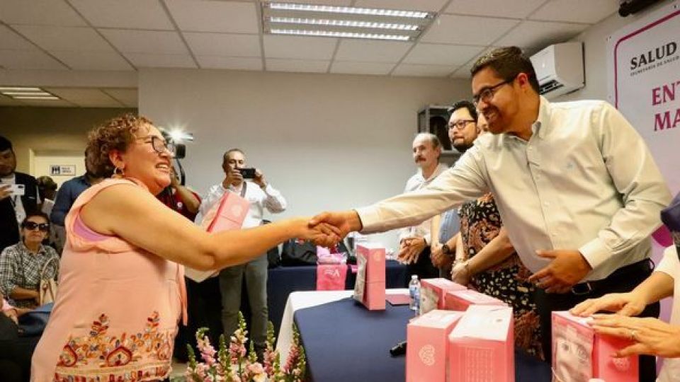 Entregan prótesis mamarias, kits de natación y kits de vendaje a mujeres que luchan contra el Cáncer de Mama