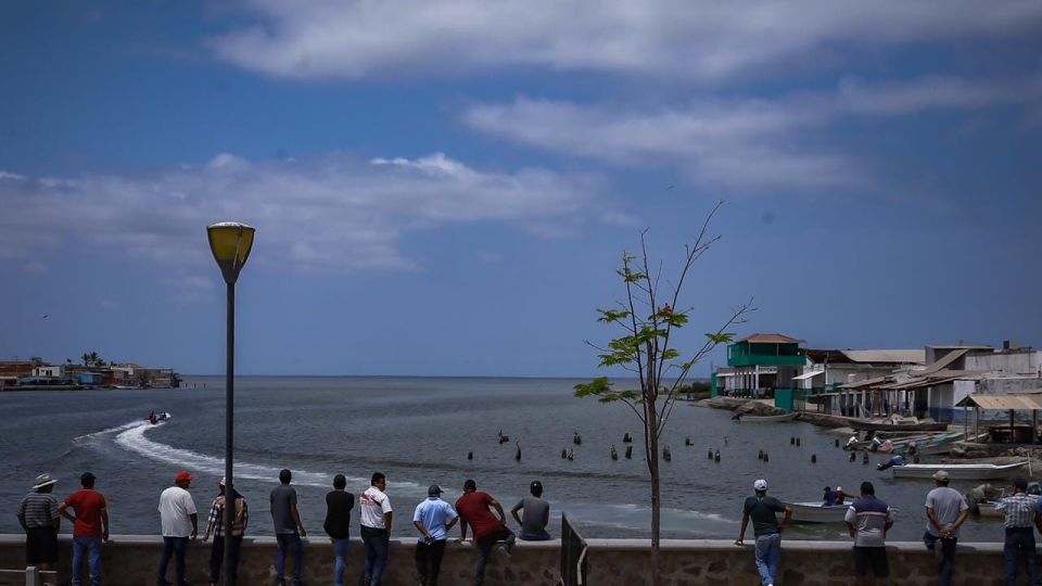 Entregan motores marinos y tarjetas del Bienpesca a pescadores