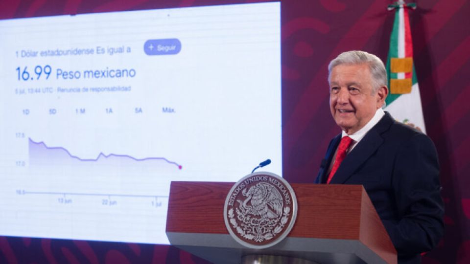 AMLO celebra hoy que el dólar sigue a la baja