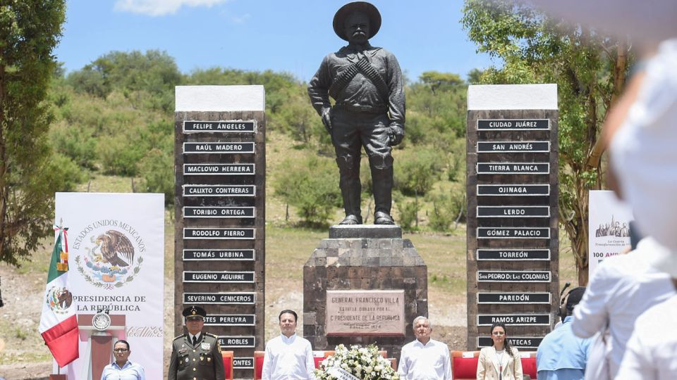 Conmeran a Francisco Villa en su aniversario luctuoso y AMLO entrega revólver del revolucionario para exhibirlo