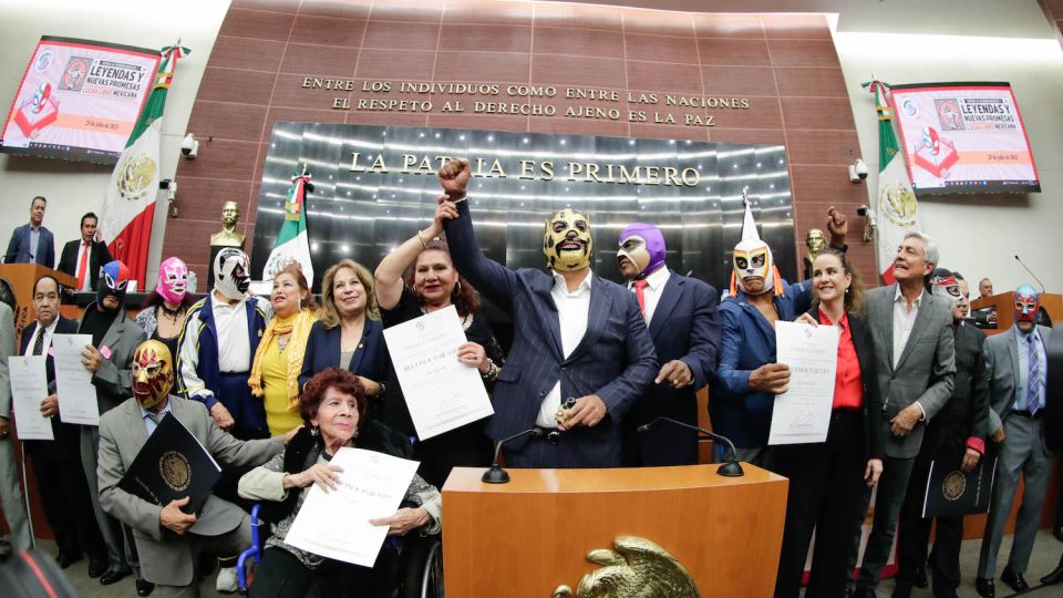 Reconocen la trayectoria de exponentes de la lucha libre mexicana