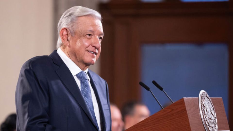 AMLO invita a ver conferencias de la presentación de libros de texto gratuitos