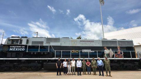 AMLO presenta primera locomotora del Tren Interoceánico al concluir supervisión de proyectos en el Istmo