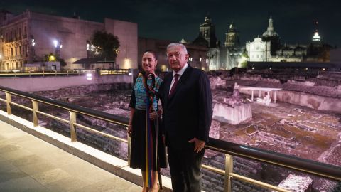 AMLO entregó bastón de mando a Claudia Sheinbaum por ser la nueva Coordinadora Nacional de la Defensa de la 4T