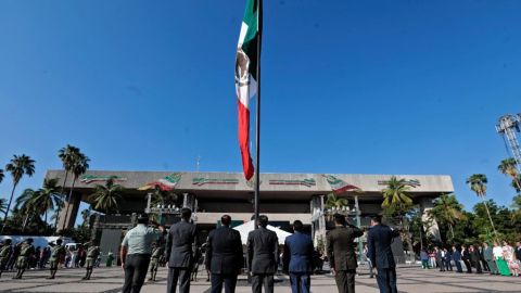 Conmemoran el 213 aniversario del Grito de Independencia de México con izamiento de bandera y honores