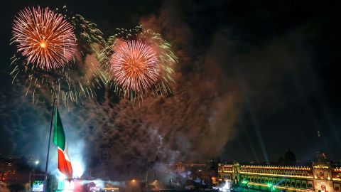 AMLO encabezó la ceremonia del 213 Aniversario del Grito de Independencia y dedicó la arenga a migrantes y al amor