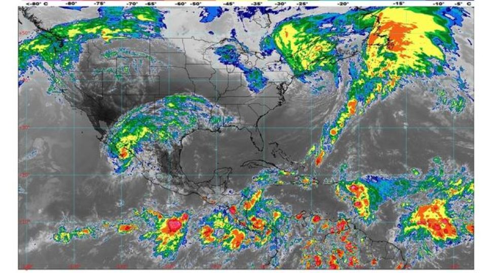 Norma, categoría 1, se desplaza por tierra al sur de Todos Santos, Baja California Sur