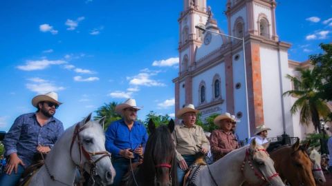 Realizan Cabalgata por el próximo arranque de la Feria Ganadera Culiacán 2023