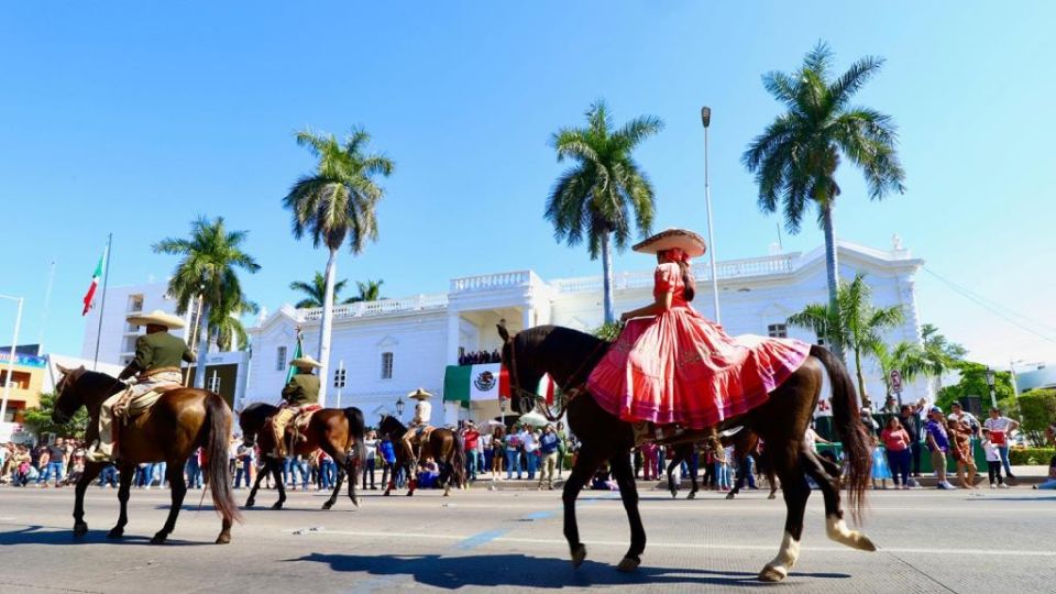 Realizan en Culiacán tradicional desfile cívico militar por el 113 Aniversario de la Revolución Mexicana