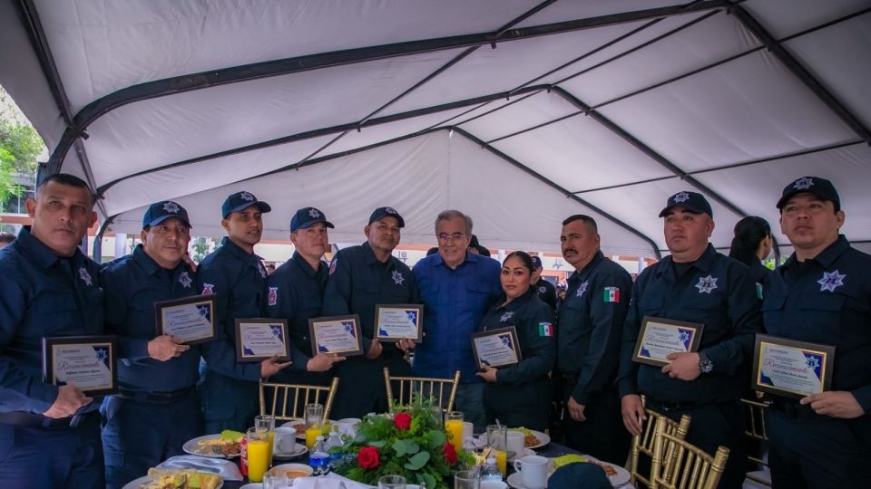 Festejan a los policías estatales en su día