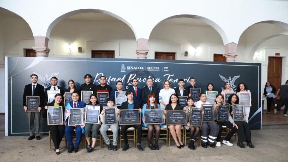 Entregan el Premio Estatal de la Juventud "Galardón Rafael Buelna Tenorio"