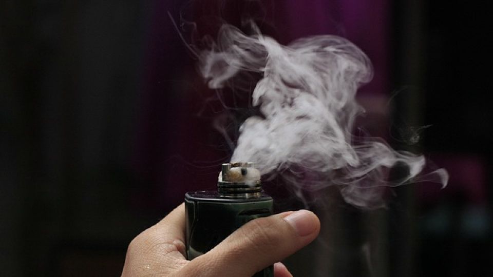 Prohibición de vapeadores y de drogas químicas estará en el paquete de reformas de López Obrador