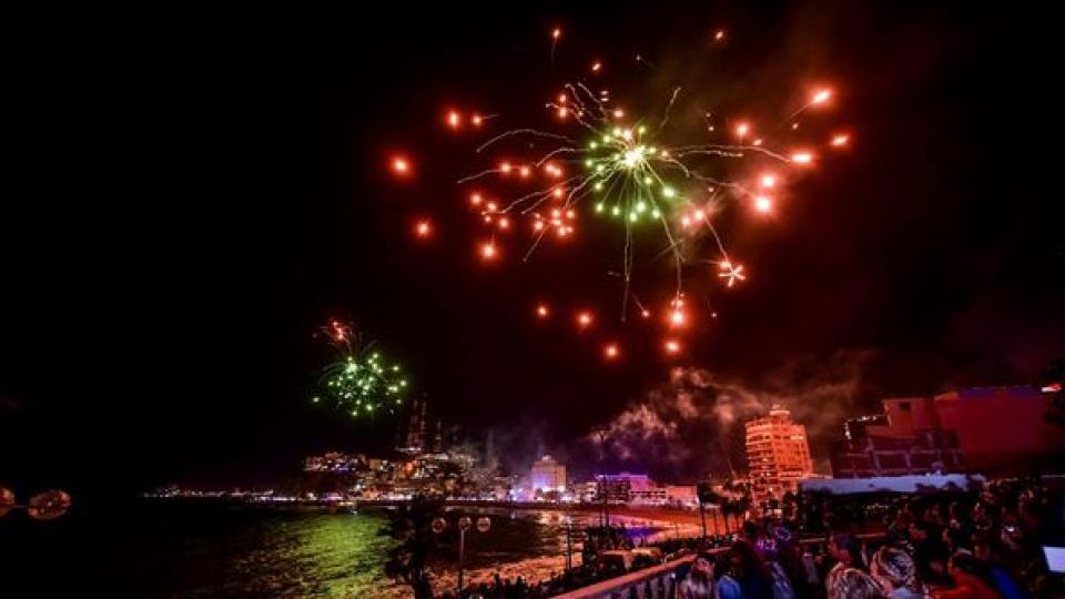 Realizan espectacular Combate Naval en el Carnaval de Mazatlán